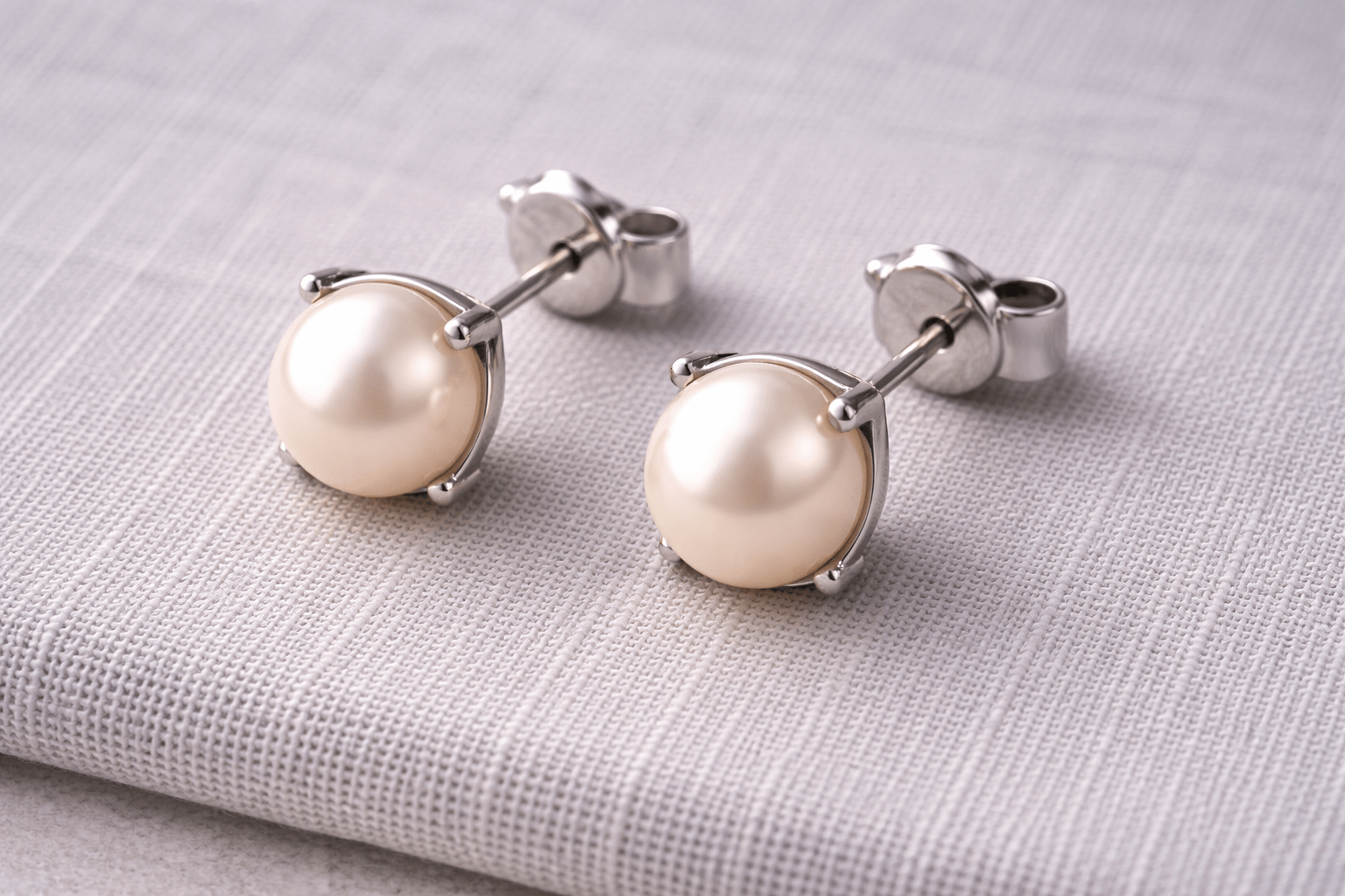 pearlsonly-blog-99-image-2-pearl - Kolczyki z białego złota z perłami Nowoczesna elegancja - Biżuteria z perłami - pearlsonly