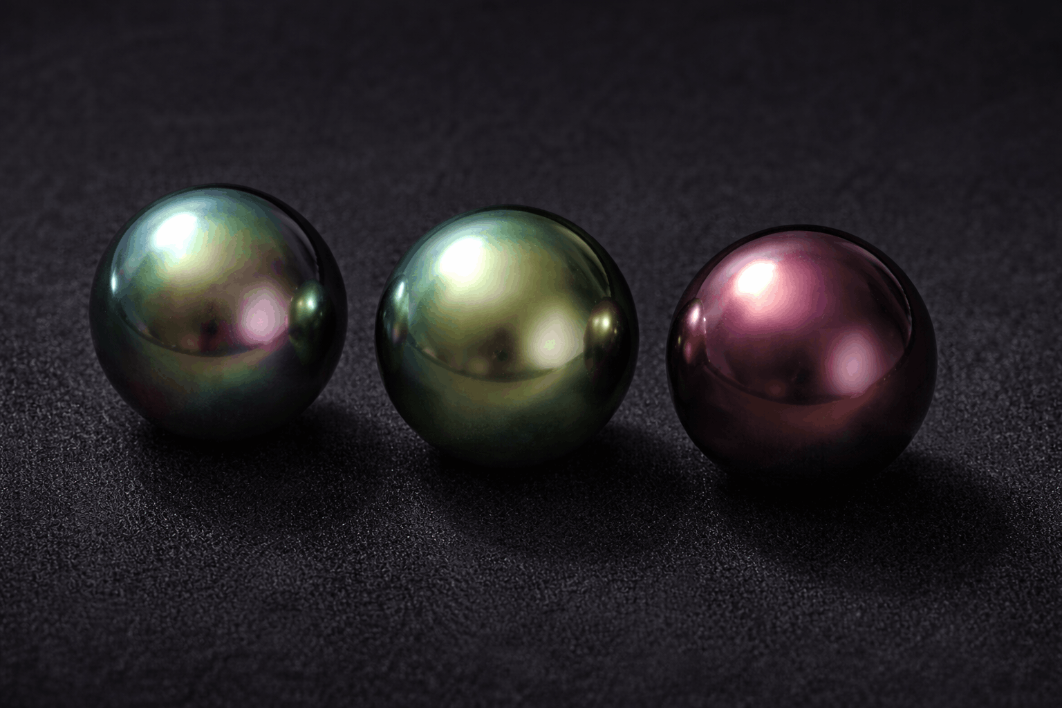 pearlsonly-blog-107-image-5-pearl - Overtonowe kolory, które mają znaczenie - czarne kolczyki z pereł tahitańskich - pearlsonly